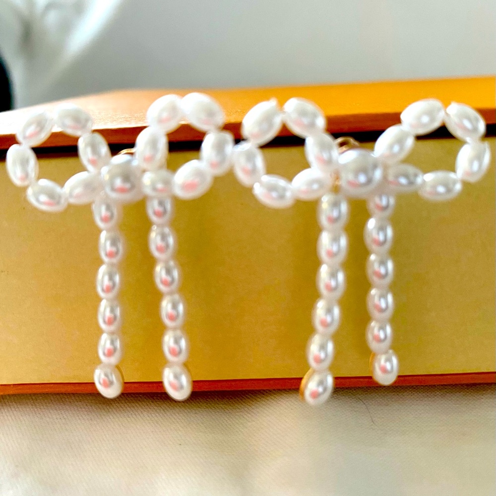 New pearl bow earrings